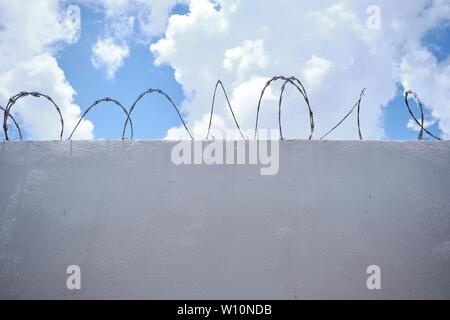 Matamoros, Mexique. 28 Juin, 2019. Le ciel brille au-dessus des barbelés à l'auberge de migrants 'San Juan Diego y San Francisco de Asis', où la mère de presque deux ans, Valeria, qui se sont noyés dans une rivière à la frontière, a été temporairement hébergés. Obtenir un certain nombre de migrants dans la ville frontalière mexicaine à demander asile aux États-Unis. Les longs délais d'attente, cependant, que de nombreux migrants prendre sur eux-mêmes après leur pénible voyage d'Amérique centrale, d'apporter de nombreuses familles au bord du désespoir. Il ose beaucoup de risques et de l'autre côté de la rivière. Credit : Brenda Bazan/dpa/Alamy Live News Banque D'Images