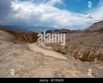 L'érosion de l'eau formé wash (ravin) et ne s'approche de la tempête de pluie dans la région de Death Valley National Park Banque D'Images