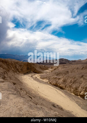 L'érosion de l'eau formé wash (ravin) et ne s'approche de la tempête de pluie dans la région de Death Valley National Park, orientation verticale Banque D'Images