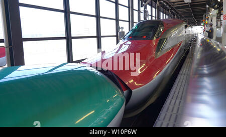 Shinkansen Hayabusa et Komachi combinaison et séparation à la gare JR Morioka Banque D'Images