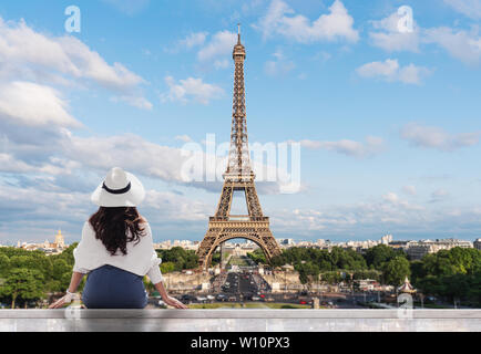 Jeune voyageur woman in white hat à à la tour Eiffel, célèbre monument et de destinations de voyage à Paris Banque D'Images