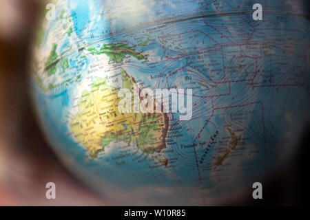 Globe du monde avec l'accent et mettez en surbrillance sur l'Australie. Les noms de lieux sont en allemand. L'arrière-plan a un léger flou. Un graphique de Voyage Banque D'Images