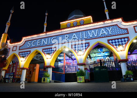 Les couleurs vibrantes d'un parc d'attractions de nuit (Luna Park) Banque D'Images