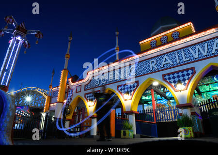 Les couleurs vibrantes d'un parc d'attractions de nuit (Luna Park) Banque D'Images