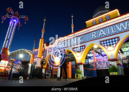 Les couleurs vibrantes d'un parc d'attractions de nuit (Luna Park) Banque D'Images