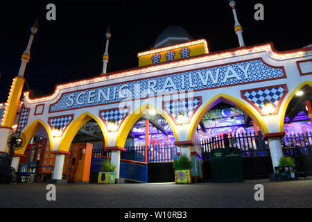 Les couleurs vibrantes d'un parc d'attractions de nuit (Luna Park) Banque D'Images