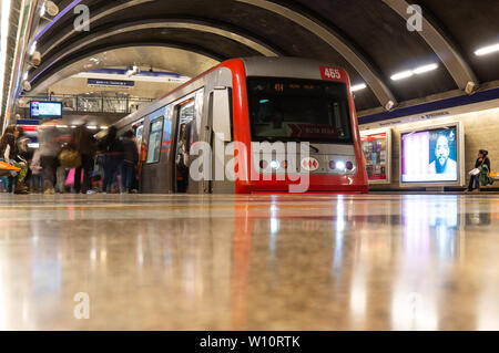 SANTIAGO, CHILI - Avril 2016 : un acier COMME02 Santiago Metro train s'est arrêté à Francisco Bilbao gare Banque D'Images