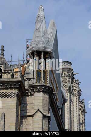 Support en bois anciennes pierres endommagé que la restauration se poursuit à la Cathédrale Notre Dame, Paris, 24 juin 2019. Banque D'Images