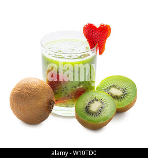 Smoothie kiwi en verre transparent décoré de fraises et de kiwis isolé sur fond blanc Banque D'Images