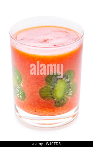Smoothie aux fraises en verre transparent isolé sur fond blanc Banque D'Images