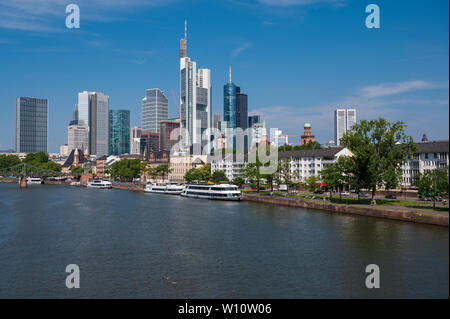 L'été au bord de l'eau vue de Francfort am Main en Allemagne sur la rivière Main Banque D'Images