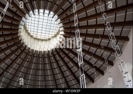 Vue intérieure à la fenêtre jusqu'à l'oculaire et le plafond de l'Église Paulskirche (Paul) situé sur Paulsplatz à Francfort, Allemagne Banque D'Images