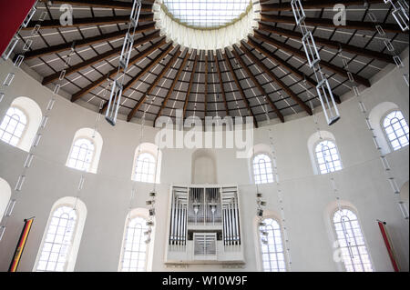 Vue intérieure à la fenêtre jusqu'à l'oculaire et le plafond de l'Église Paulskirche (Paul) situé sur Paulsplatz à Francfort, Allemagne Banque D'Images