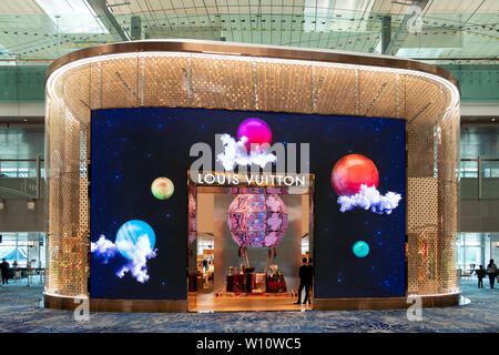 Changi, Singapour - Sep 08 2018 : architecture avant de magasin de marque louis vuitton avec design de conception d'éclairage de la lumière sur la marque. de la mode, sac, Banque D'Images