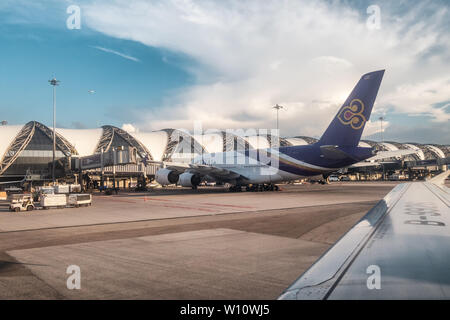 Bangkok, Thaïlande - 25 Oct 2018 : Arrivée sur la piste de vol en matinée à l'aéroport international de Suvarnabhumi Banque D'Images