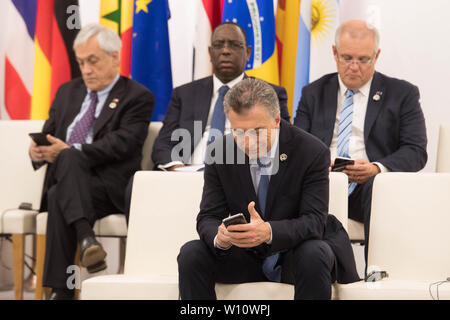 De gauche, le président chilien Sebastián ? ?n ? ?Pi era Président du Sénégal Macky Sall, le Président argentin Mauricio Macri et le Premier Ministre australien Scott Morrison assister à une réunion des dirigeants du G20 sur l'autonomisation des femmes dans le monde entier pendant le sommet du G20, à Osaka au Japon. Banque D'Images