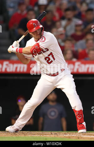 Anaheim, Californie, USA. 28 juin 2019. Los Angeles Angels champ centre Mike Fontaine (27) les chauves-souris pour les Anges pendant le jeu entre l'Oakland A's et le Los Angeles Angels of Anaheim au Angel Stadium à Anaheim, CA, (photo de Peter Renner and Co, Cal Sport Media) Credit : Cal Sport Media/Alamy Live News Banque D'Images