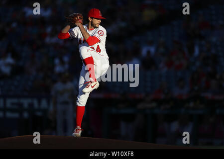 Anaheim, Californie, USA. 28 juin 2019. Los Angeles Angels relief pitcher Noe Ramirez (24) rend le départ pour les Anges pendant le jeu entre l'Oakland A's et le Los Angeles Angels of Anaheim au Angel Stadium à Anaheim, CA, (photo de Peter Renner and Co, Cal Sport Media) Credit : Cal Sport Media/Alamy Live News Banque D'Images