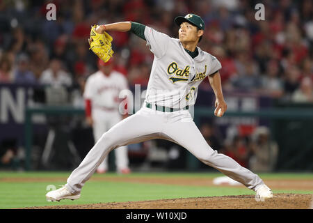 Anaheim, Californie, USA. 28 juin 2019. Oakland Athletics relief pitcher Wei-Chung Wang (61) emplacements de soulagement pour les A's pendant le jeu entre l'Oakland A's et le Los Angeles Angels of Anaheim au Angel Stadium à Anaheim, CA, (photo de Peter Renner and Co, Cal Sport Media) Credit : Cal Sport Media/Alamy Live News Banque D'Images