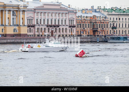 Saint-pétersbourg, Russie - le 28 juillet 2017 : commande blanc bateau va sur la rivière Neva. Défilé des forces navales russes Banque D'Images