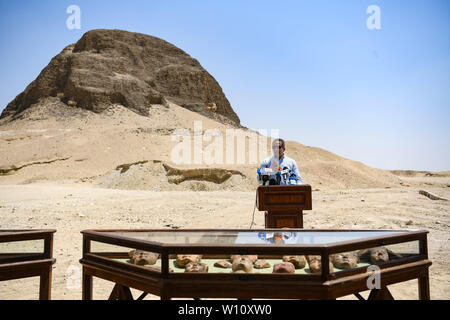 Fayoum, en Egypte. 28 Juin, 2019. Le Ministre égyptien des antiquités Khaled al-Anany parle lors d'une conférence de presse à Fayoum, en Egypte, le 28 juin 2019. Le Ministre égyptien des antiquités Khaled al-Anany inauguré vendredi, la pyramide de Sésostris II, le pharaon de la 12e dynastie, marquant son ouverture aux visiteurs pour la première fois. Connu sous le nom d'el-Lahun pyramide, le cimetière royal remonte à la période entre 1897 à 1878 BC BC et est situé dans le gouvernorat de Fayoum, à 100 km au sud-ouest de la capitale du Caire. Crédit : Li Yan/Xinhua/Alamy Live News Banque D'Images