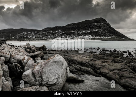 Approches d'une tempête sur l'Afrique du Sud, Glencairn's False Bay côte, près de Cape Town Banque D'Images