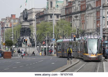 Une belle journée du mois d'avril à Dublin, en Irlande, comme un arrêt de tramway Luas se déplace vers l'O'Connell Street Banque D'Images