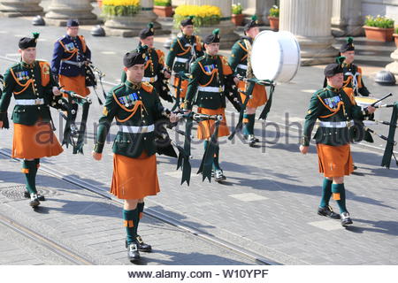 Une belle journée du mois d'avril à Dublin, Irlande, pipers descendre la rue O'Connell en formation au cours de la parade de Pâques 1916 Banque D'Images