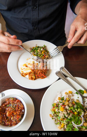 Déjeuner au restaurant Makphet à Vientiane, au Laos. Le restaurant est une entreprise sociale, la formation de jeunes personnes à risque pour l'industrie de l'accueil. Banque D'Images