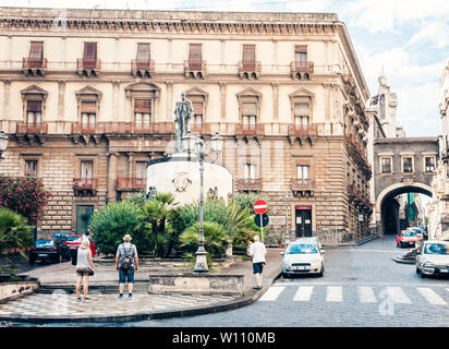 Les gens près de célèbre monument, Vincenzo Bellini sur la rue historique de la de Catane, Sicile, Italie Banque D'Images