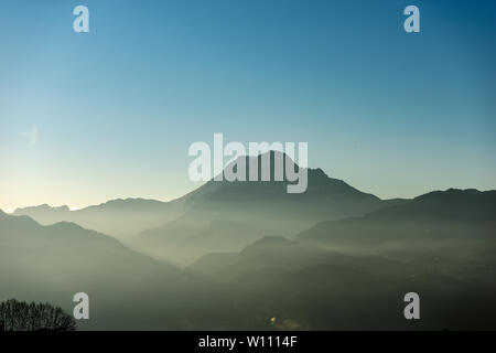 Paysage doux avec du brouillard et la montagne, Alpes Apuanes, Garfagnana, Toscane, province de Lucca, Italy, Europe Banque D'Images