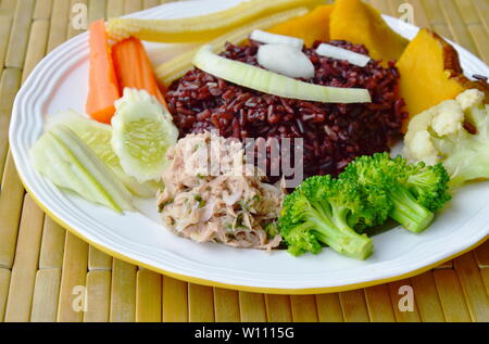 Mangez du riz brun avec salade de thon épicé et légumes Aliments propre sur lave Banque D'Images