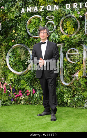 Arrivés pour la première mondiale de bons présages Amazon série originale, basée sur Terry Pratchett et Neil Gaiman, dans son livre sur la fin du monde. Odeon Leicester Square, Londres. 28.05.19 Avec : Neil Gaiman Où : London, Royaume-Uni Quand : 28 mai 2019 Source : WENN.com Banque D'Images