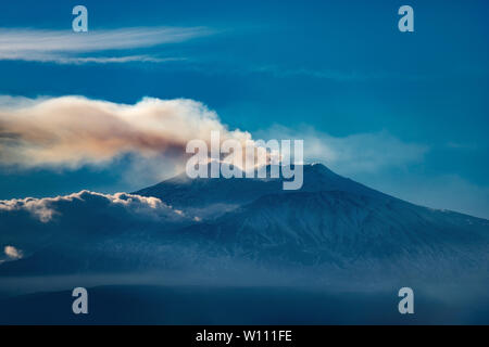 Le Volcan Etna en Sicile avec de la fumée, l'île de Catane, Italie (Sicile, Italie). Vu de la ville de Taormina Banque D'Images