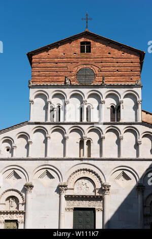 Détail de l'église de Santa Maria Forisportam en style roman-Pisan (XII siècle) dans l'ancienne ville de Lucca, Toscane (Toscane), Italie, Europe Banque D'Images