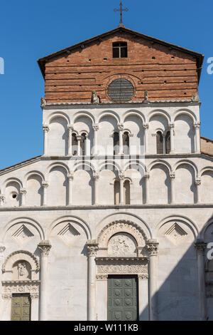 Détail de l'église de Santa Maria Forisportam en style roman-Pisan (XII siècle) dans l'ancienne ville de Lucca, Toscane (Toscane), Italie, Europe Banque D'Images
