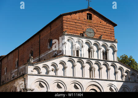 Détail de l'église de Santa Maria Forisportam en style roman-Pisan (XII siècle) dans l'ancienne ville de Lucca, Toscane (Toscane), Italie, Europe Banque D'Images