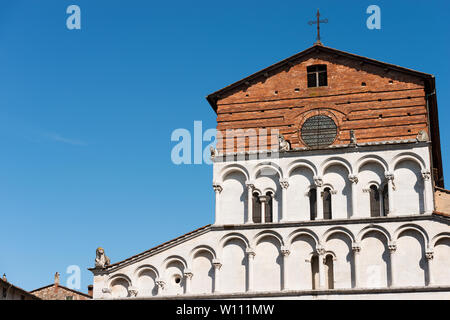 Détail de l'église de Santa Maria Forisportam en style roman-Pisan (XII siècle) dans l'ancienne ville de Lucca, Toscane (Toscane), Italie, Europe Banque D'Images