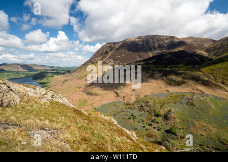 Donnant sur Grasmoor, Crummock Water et collines couvertes de jacinthes par Rannerdale Knotts, Parc National de Lake District, Cumbria, England, UK Banque D'Images