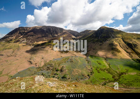 Donnant sur Grasmoor, Whiteless Pike et collines couvertes de jacinthes par Rannerdale Knotts, Parc National de Lake District, Cumbria, England, UK Banque D'Images