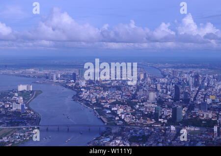 Vue aérienne du confluent de la rivière du Mékong, le fleuve Tonle Bassac et de la rivière Tonle Sap, Phnom Penh, Cambodge. crédit : Kraig Lieb Banque D'Images