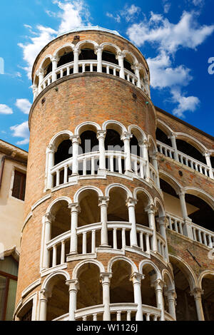 Détail de la Scala Contarini del Bovolo de Contarini Palace dans la ville de Venezia (site du patrimoine mondial de l'UNESCO), Vénétie, Italie Banque D'Images