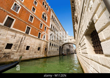 Venise, Italie - Septembre 13th, 2015 : typique sous les gondoles Pont des Soupirs XVII siècle (Ponte dei Sospiri). Venezia (site du patrimoine mondial de l'UNESCO Banque D'Images