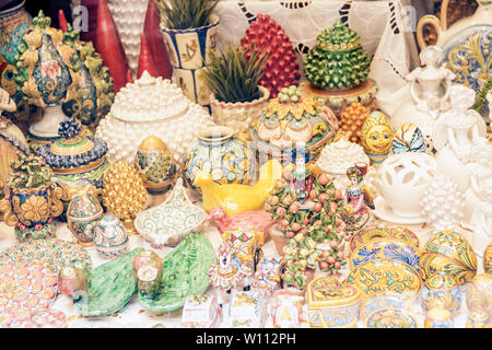 Les plaques en céramique et en verre décoratif, figurine, statuette en vase et la boutique de souvenirs à Taormina, Sicile, Italie Banque D'Images