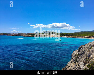 Belle vue aérienne sur la plage de Cala nova, bateau, yacht, ciel bleu et la mer. Ibiza, Baléares, Espagne. Banque D'Images
