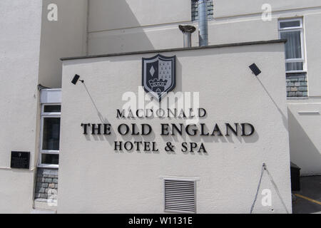 Le signe le outseide le Macdonald Old England Hotel and Spa à Bowness sur Windermere dans le lake district. Banque D'Images