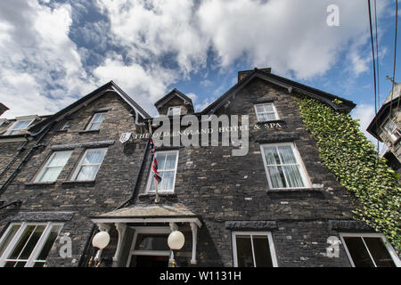 Vue grand angle à l'avant et vers le ciel de la Macdonald la vieille Angleterre Hotel and Spa à Bowness-on-Windermere, dans le lake district. Banque D'Images