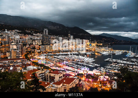 Vue sur le port de plaisance Port de Monaco, Monte Carlo avec bateaux et yachts au coucher du soleil, la nuit. Cote d'Azur Banque D'Images