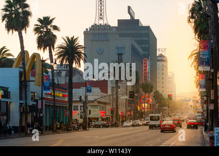 Un beau coucher du soleil brille sur le célèbre Hollywood Boulevard, Sunset Strip à Los Angeles, Californie, USA Banque D'Images