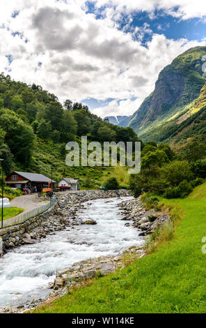 Vue sur Mountainriver avec Undredal dans ciel nuageux, à proximité Naerofjord, Gudvangen, Flam. La Norvège. Banque D'Images